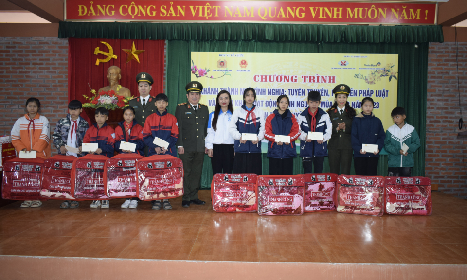 Công an tỉnh tổ chức hoạt động tình nguyện tại huyện Bình Liêu