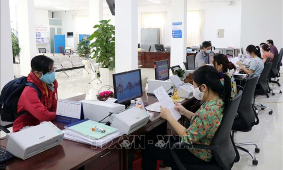 Công chức là đảng viên nhận kỷ luật có bị kéo dài thời gian nâng lương không?