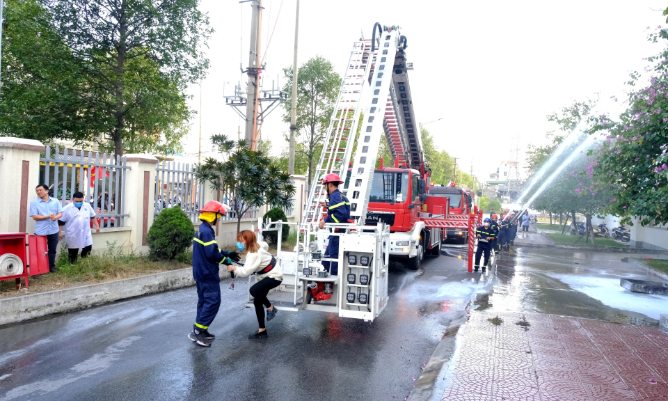 Công an Cẩm Phả liên tiếp tổ chức thực tập phương án chữa cháy