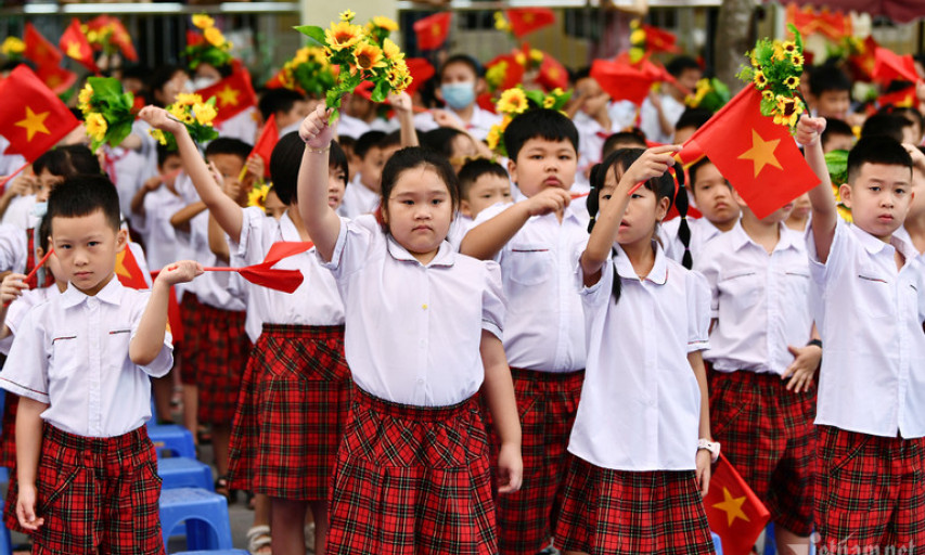 Bộ Chính trị: Tiếp tục đổi mới chính sách tiền lương, đãi ngộ giáo viên