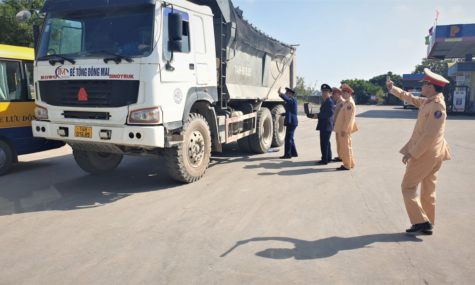 Tăng cường kiểm tra, ngăn chặn xe quá khổ, quá tải tái diễn