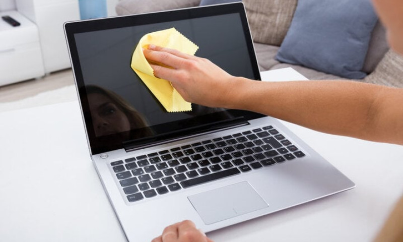 Hướng dẫn bạn cách vệ sinh bàn phím không gây nguy hiểm cho laptop
