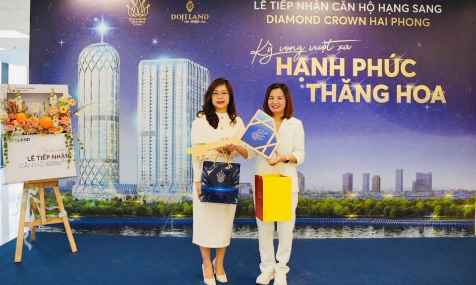 Những khách hàng đầu tiên tiếp nhận căn hộ hạng sang Diamond Crown Hai Phong