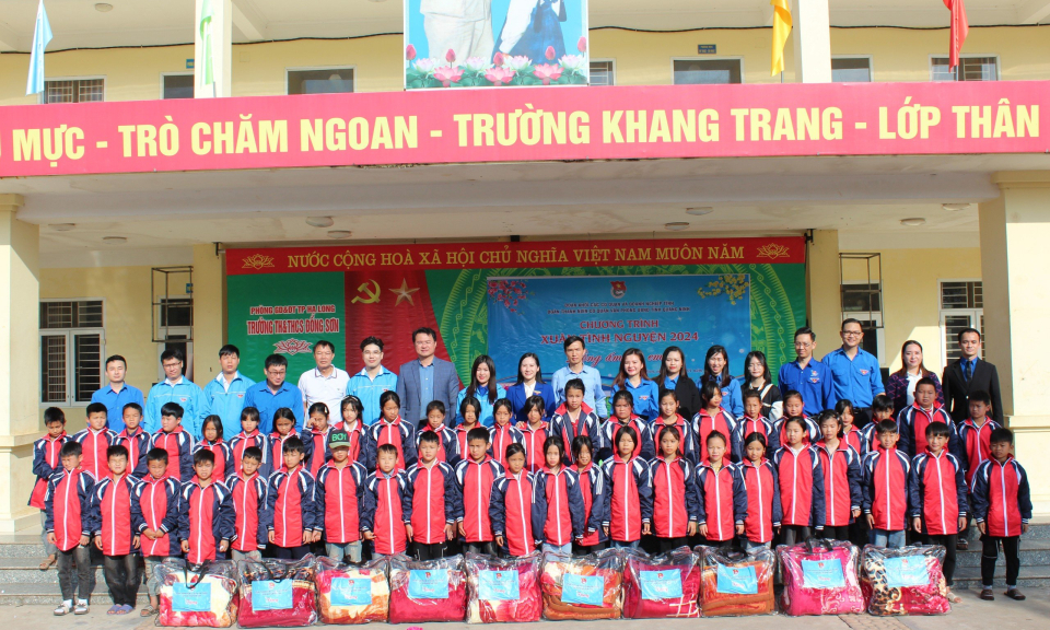 Đoàn thanh niên Văn phòng UBND tỉnh trao tặng gần 400 suất quà tại xã Đồng Sơn