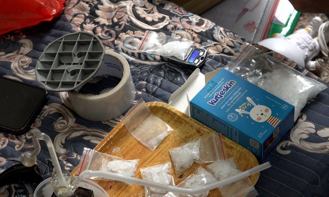 Đôi nam nữ buôn ma tuý khai thủ 2 khẩu súng “để tự vệ”