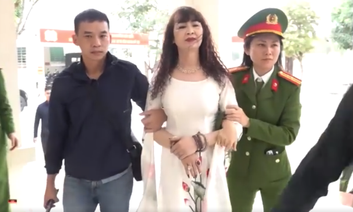 Bắt nữ giám đốc mạo danh nhà báo để bảo kê dàn xe tải