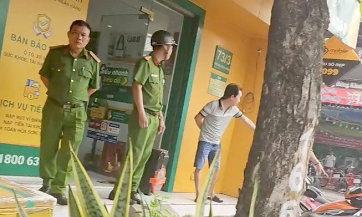 Tạm giữ người phụ nữ cầm dao xông vào cửa hàng F88 ở TPHCM