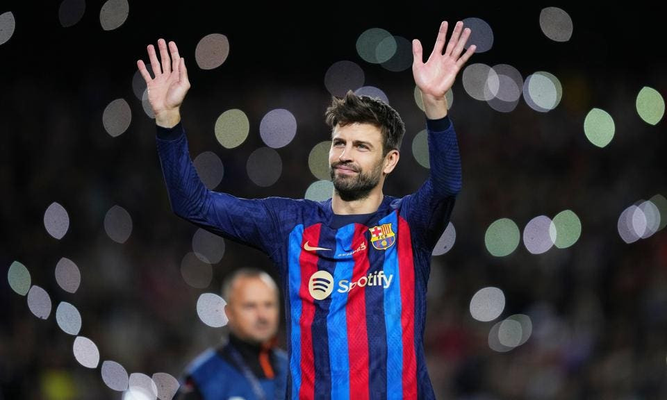 Gerard Pique tái xuất bóng đá