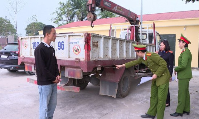 Khởi tố lái xe tải ép ngã 2 xe máy trên cầu rồi bỏ đi ở Phú Thọ