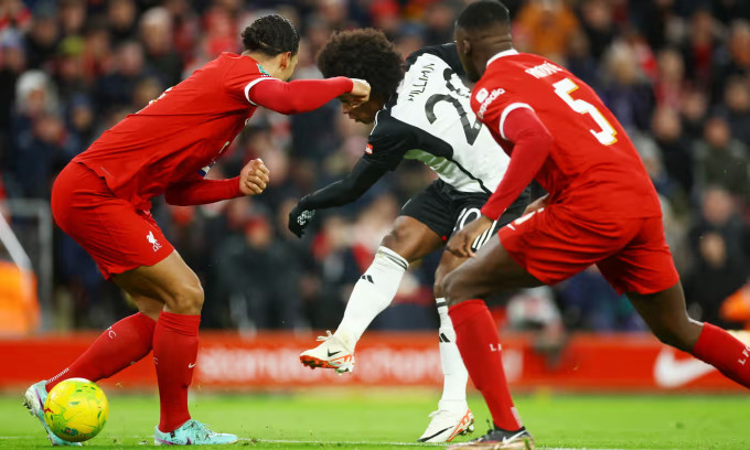 Liverpool thắng ngược trong ba phút ở Cup Liên đoàn