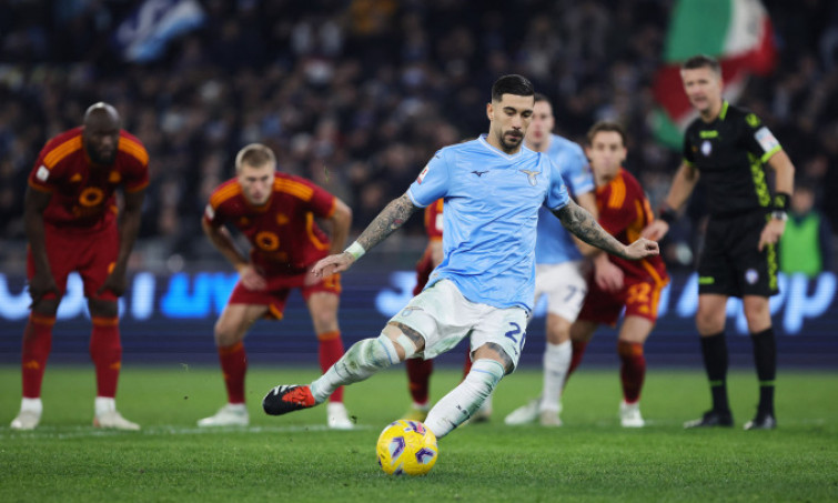 Roma thua Lazio trong trận đấu ba thẻ đỏ