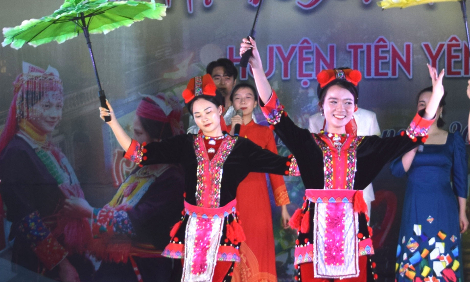 Duyên dáng sắc màu văn hoá dân tộc trên phố đi bộ Tiên Yên