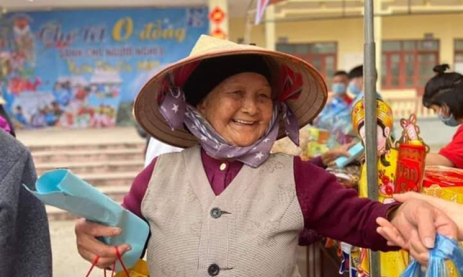 “Chợ Tết 0 đồng” và tấm lòng người vùng biên Móng Cái