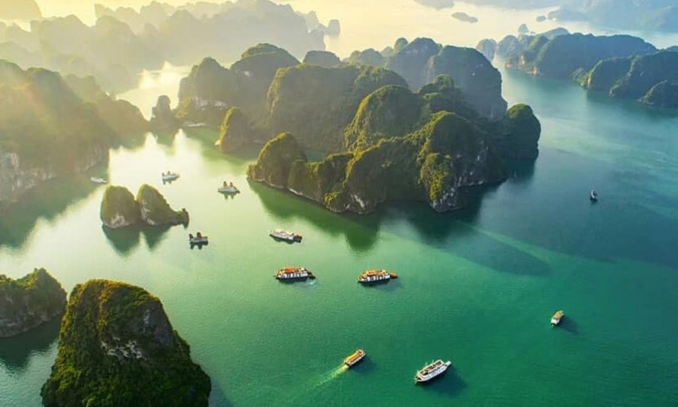 Vịnh Hạ Long - “Viên ngọc quý” trong mắt du khách quốc tế