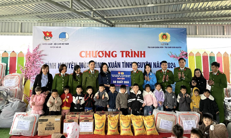 Trao quà cho trẻ em nghèo huyện Hải Hà