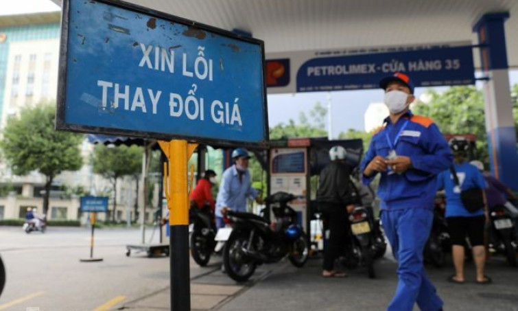 Giá xăng RON 95 lên sát 22.000 đồng một lít