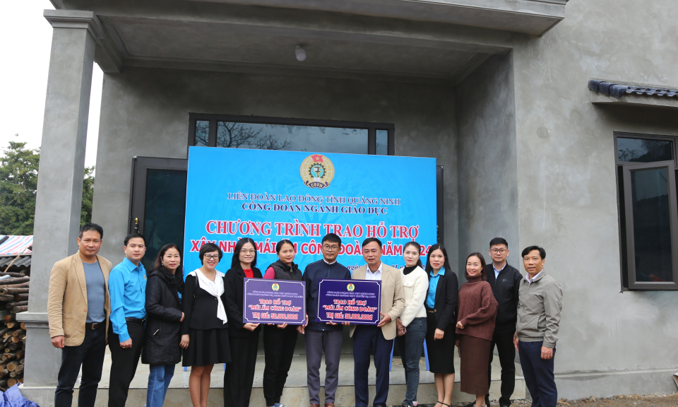 Công đoàn ngành Giáo dục trao kinh phí hỗ trợ “Mái ấm công đoàn”