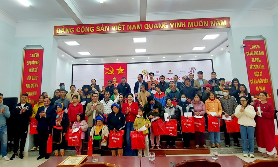Tặng quà Tết và áo ấm tại xã Đồn Đạc, huyện Ba Chẽ