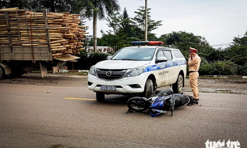 Va chạm với ô tô cảnh sát giao thông thanh niên đi xe máy  tử vong
