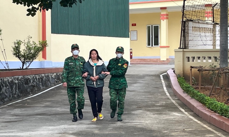 Bắt người phụ nữ mang 3 bánh heroin đi bán kiếm lời