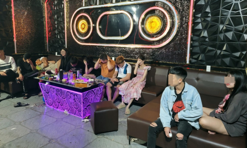 11 nam, nữ phê ma túy trong phòng karaoke của gia đình