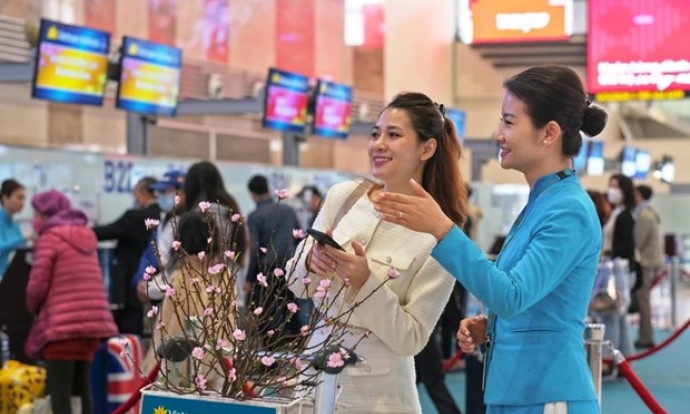 Vietnam Airlines transports apricot, peach blossoms for Tet