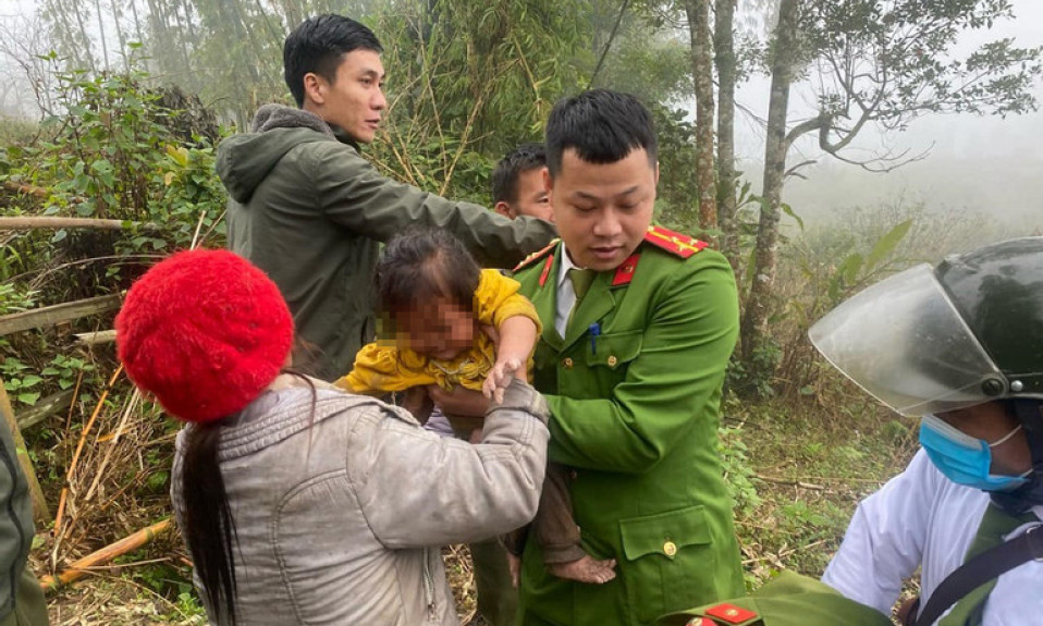 Tìm thấy bé gái mất tích khi đang bò trong rừng rậm ở Nghệ An