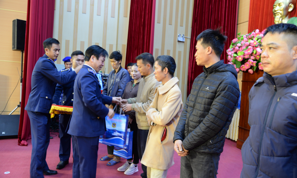 Lan tỏa chương trình “Cảnh sát biển đồng hành với ngư dân” trên đất Mỏ