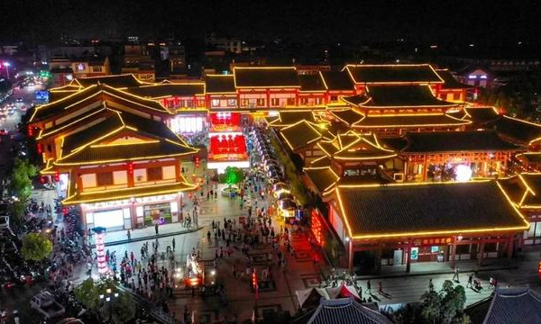 夜幕下的容州古城绚丽多彩
