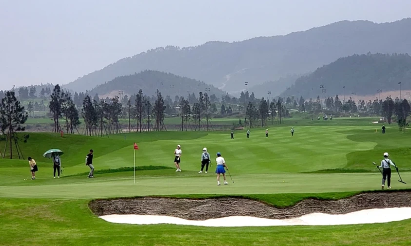 Cho thôi chức vụ với cán bộ đánh golf trong giờ hành chính ở Bắc Ninh
