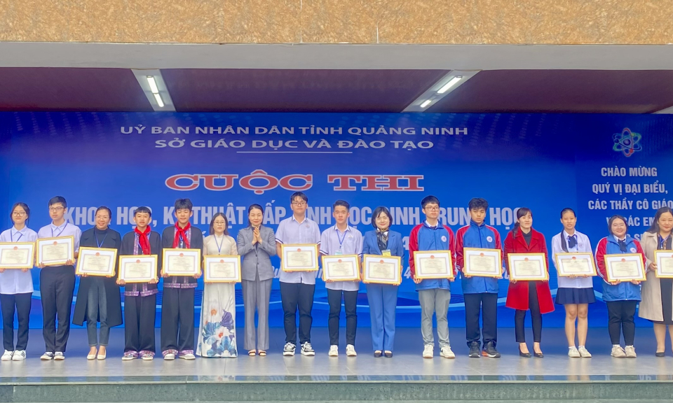 Trao giải cuộc thi khoa học, kỹ thuật cấp tỉnh học sinh trung học năm 2023-2024
