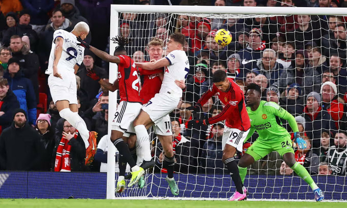 Man Utd rơi chiến thắng trước Tottenham