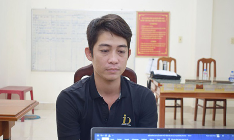 Bắt giam thanh niên cầm dao tấn công thiếu tá công an