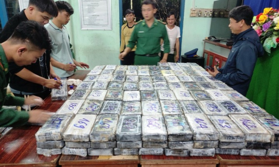 Gần 300 gói trọng lượng hàng trăm kg nghi ma túy trôi vào bờ biển Quảng Ngãi