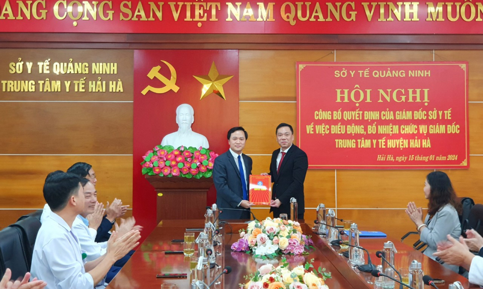 Trao quyết định điều động, bổ nhiệm giám đốc Trung tâm y tế huyện Hải Hà