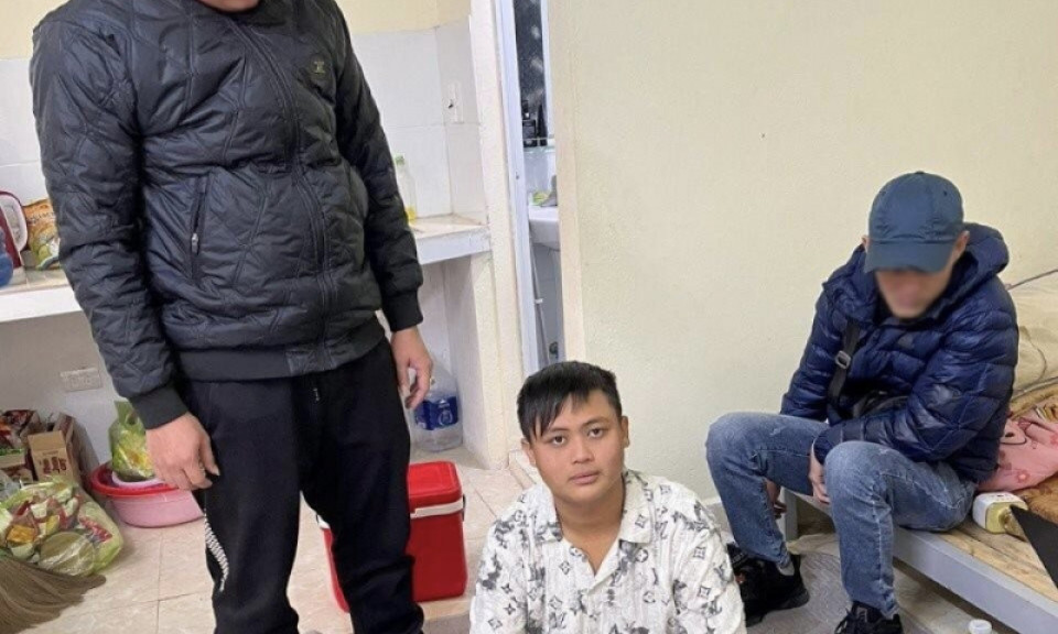 Bắt đối tượng bán tinh dầu thuốc lá điện tử nghi chứa chất ma túy tại cổng trường