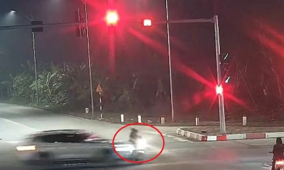 Đi xe máy vượt đèn đỏ, nam thiếu niên 15 tuổi bị ô tô tông tử vong