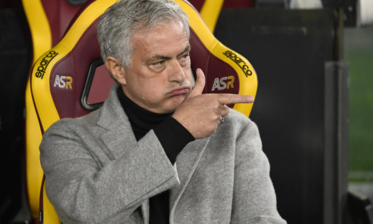 AS Roma sa thải HLV Mourinho