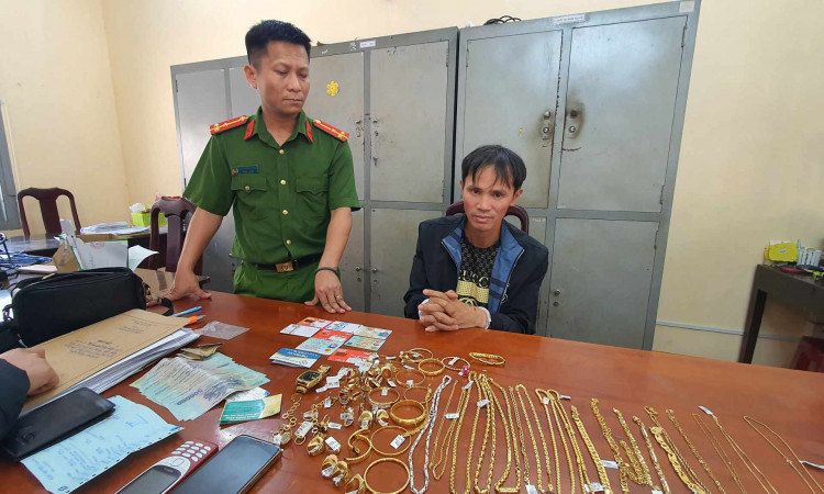 Bắt đối tượng chuyên đột nhập tiệm vàng trộm tài sản
