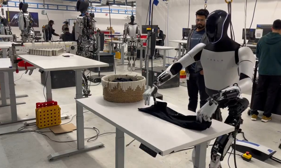 Musk bị 'bóc mẽ' khi khoe robot gấp quần áo