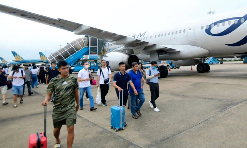 Vé máy bay Tết đắt lại khó mua, khách loay hoay tìm chuyến bay vòng