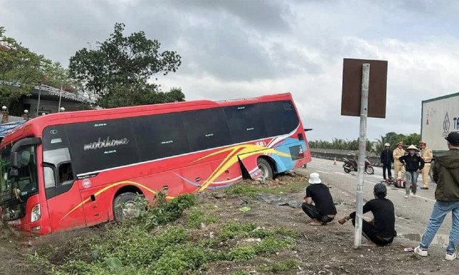 Hai ông cháu bị ôtô khách tông tử vong