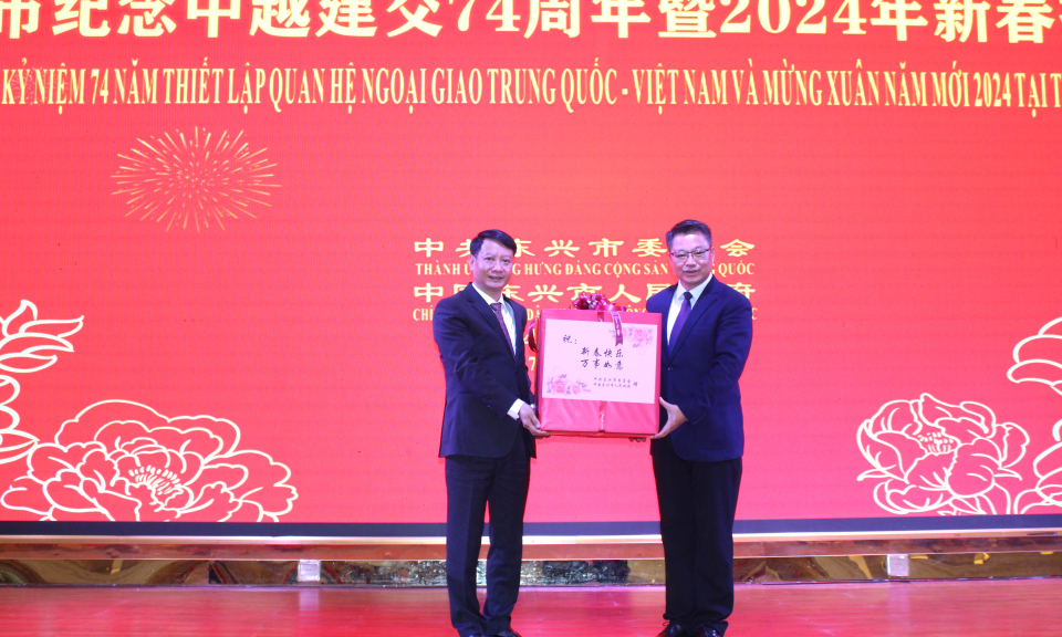 Đoàn đại biểu TP Móng Cái (Việt Nam) - Đoàn đại biểu TP Đông Hưng (Trung Quốc) gặp mặt chúc Tết Nguyên đán Giáp Thìn 2024