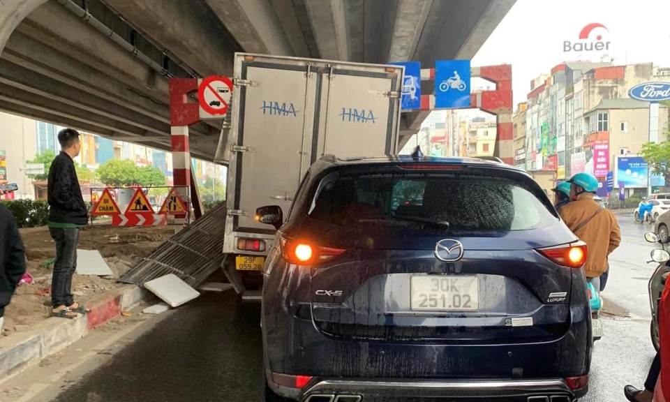 Xe tải tông vào rào chắn độ cao làn đường ưu tiên gây tai nạn liên hoàn