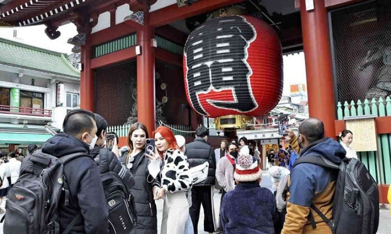 Japan sees record 2.73 mln visitors in December in COVID recovery year