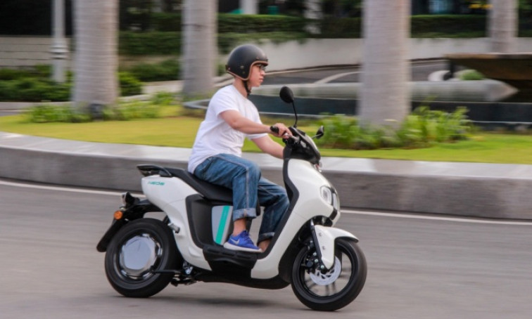 Nguy cơ tai nạn khi đi xe máy điện dừng ngang dốc