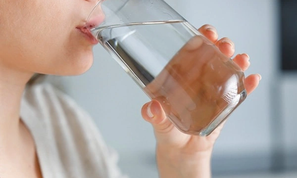 Vì sao nên uống một cốc nước ấm khi bụng đói?