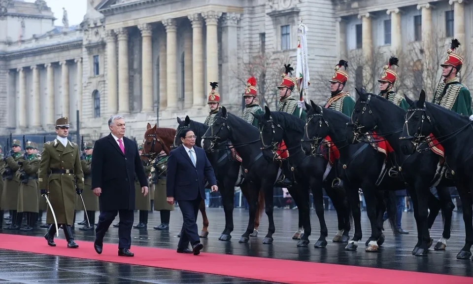 Hungarian PM hosts welcome ceremony for Vietnamese counterpart