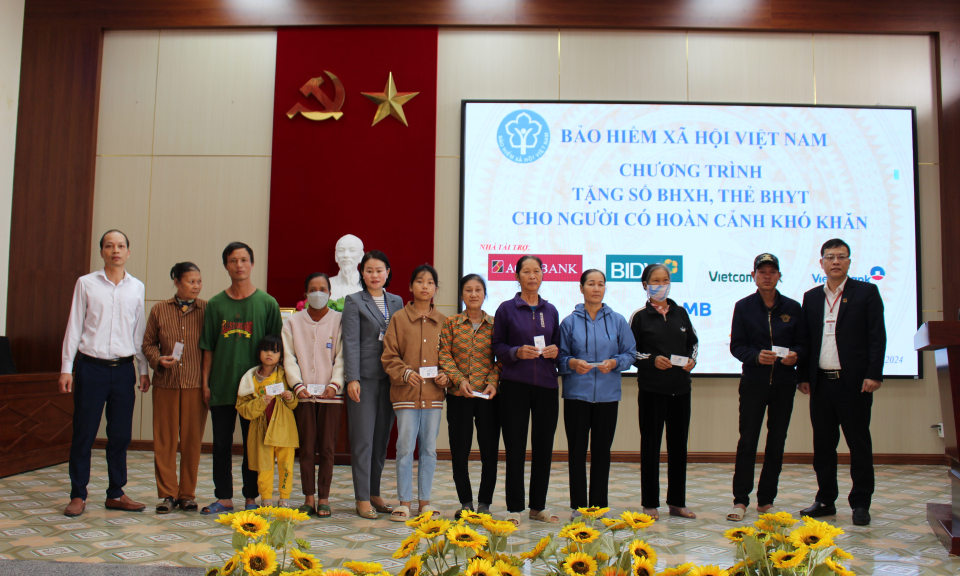 Trao thẻ BHYT cho người có hoàn cảnh khó khăn