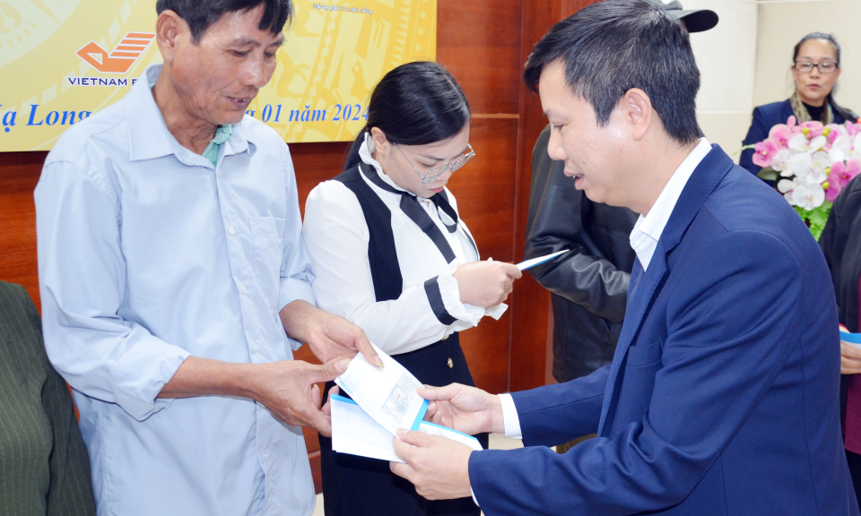 Tặng thẻ BHYT cho người hoàn cảnh khó khăn